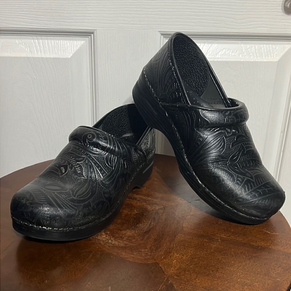 🔥🔥 DANSKO CLOGS Professional Black Leather Pattern - Women Sz 9.5-10 (40) -GUC